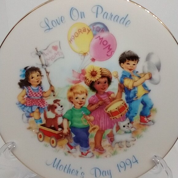 Vintage Avon Collectible Mother's Day Porcelain Plate 'Love on Parade" 1994 22K - Picture 15 of 16